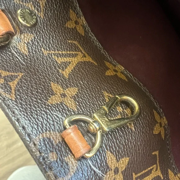 Monogram Canvas Montaigne GM- Large Travel Handbag removable strap. Lock/ key 🔐 - Picture 5 of 13